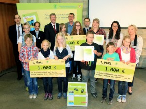 Fleißige Schüler: Mit 1.000 Euro belohnte Bayerns’ Umweltminister Marcel Huber die Gewinner der diesjährigen Sammelaktion “Handy clever entsorgen”