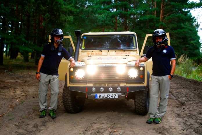 Pilot Ali Gharib (l) und sein Beifahrer Hans-Christian Maurer wagen das Abenteuer ihres Lebens: sie starten mit ihrem Land Rover Defender bei der Rallye Dakar in Südamerika.Pilot Ali Gharib (l) und sein Beifahrer Hans-Christian Maurer wagen das Abenteuer ihres Lebens: sie starten mit ihrem Land Rover Defender bei der Rallye Dakar in Südamerika.