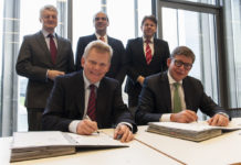 T-Systems transformiert ThyssenKrupp in die Cloud Vorne (v.l.): Guido Kerkhoff (CFO ThyssenKrupp AG) und Reinhard Clemens (CEO T-Systems). Im Hintergrund (v.l.): Dr. Heinrich Hiesinger (CEO ThyssenKrupp AG), Hagen Rickmann (Director Sales T-Systems), Klaus Hardy Mühleck (CIO ThyssenKrupp AG)