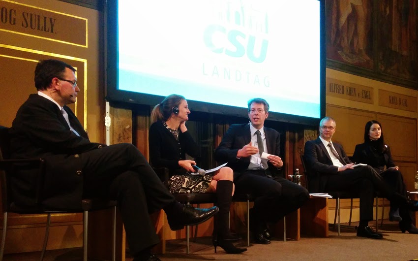 Auf dem Podium: Dr. Florian Herrmann (CSU, MdL), Rachel Whetstone (Google), Markus Blume (CSU, MdL), Dr. Wieland Holfelder (Google) und Julia Obermeier (CSU, MdB). (Nicht im Bild: Prof. Dr. Helmut Reiser, Leibniz Supercomputing Centre)
